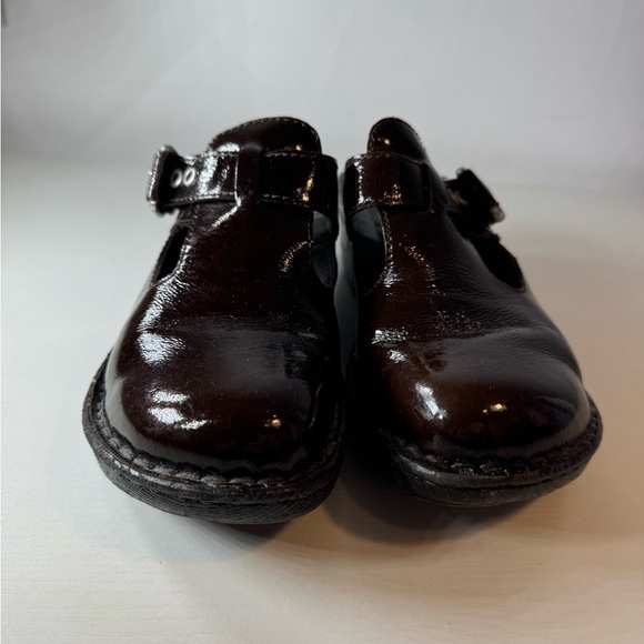 Born Della Women's Patent Leather Brown Mules Clogs T-Strap Buckle New Boho - Picture 9 of 9